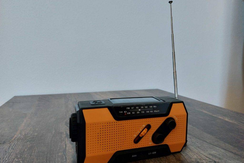 Antenne von einem getesteten Kurbelradio auf dem Tisch. 