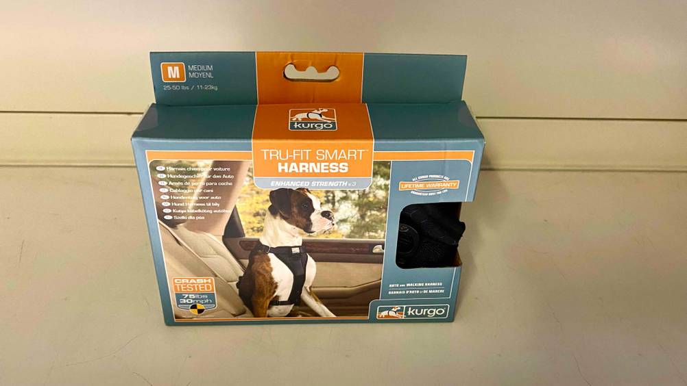 Sicherheitsgeschirr für den Hund getestet: Eine Originalverpackung steht in einem weißen Regal.