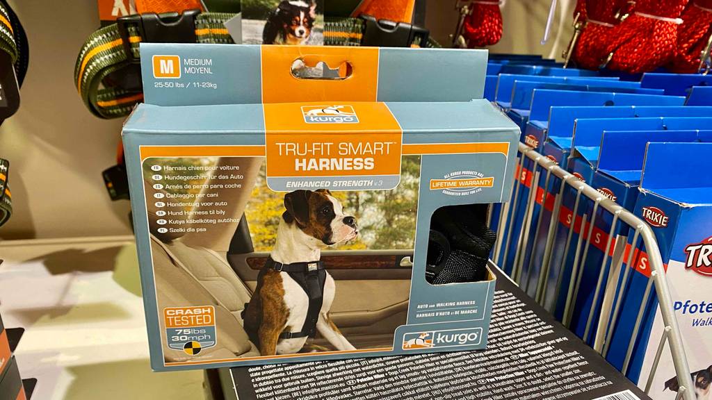 Sicherheitsgeschirr für den Hund im Test: Nahaufnahme einer Verpackung inklusive Hundefoto neben anderen Hundeprodukten.