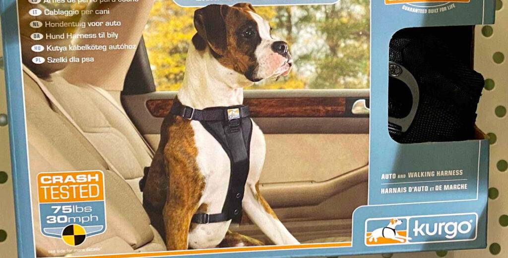 Sicherheitsgeschirr für den Hund im Test: Nahaufnahme einer Verpackung inklusive Foto von einem Hund, der ein Geschirr trägt.
