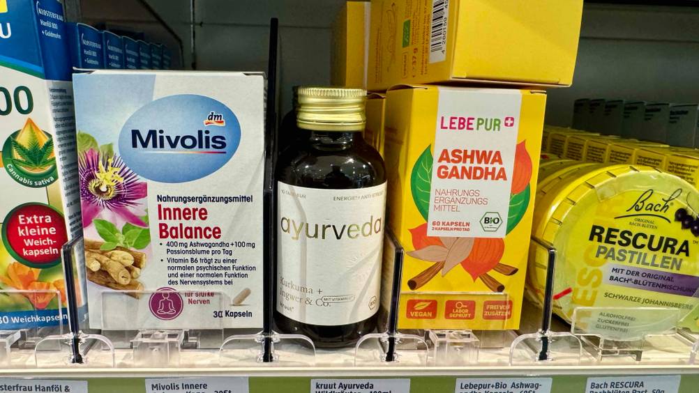 In einem Verkaufsregal stehen mehrere Flaschen des getesteten Kurkuma flüssig neben anderen Produkten.