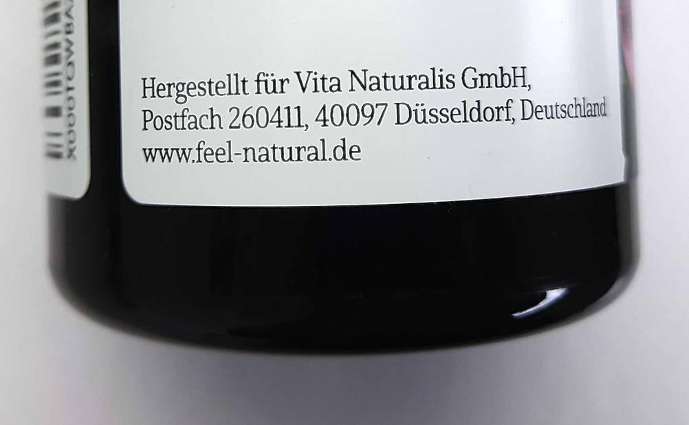 Kurkuma-Kapseln getestet: Nahaufnahme der Herstellerinformationen auf der Verpackung.