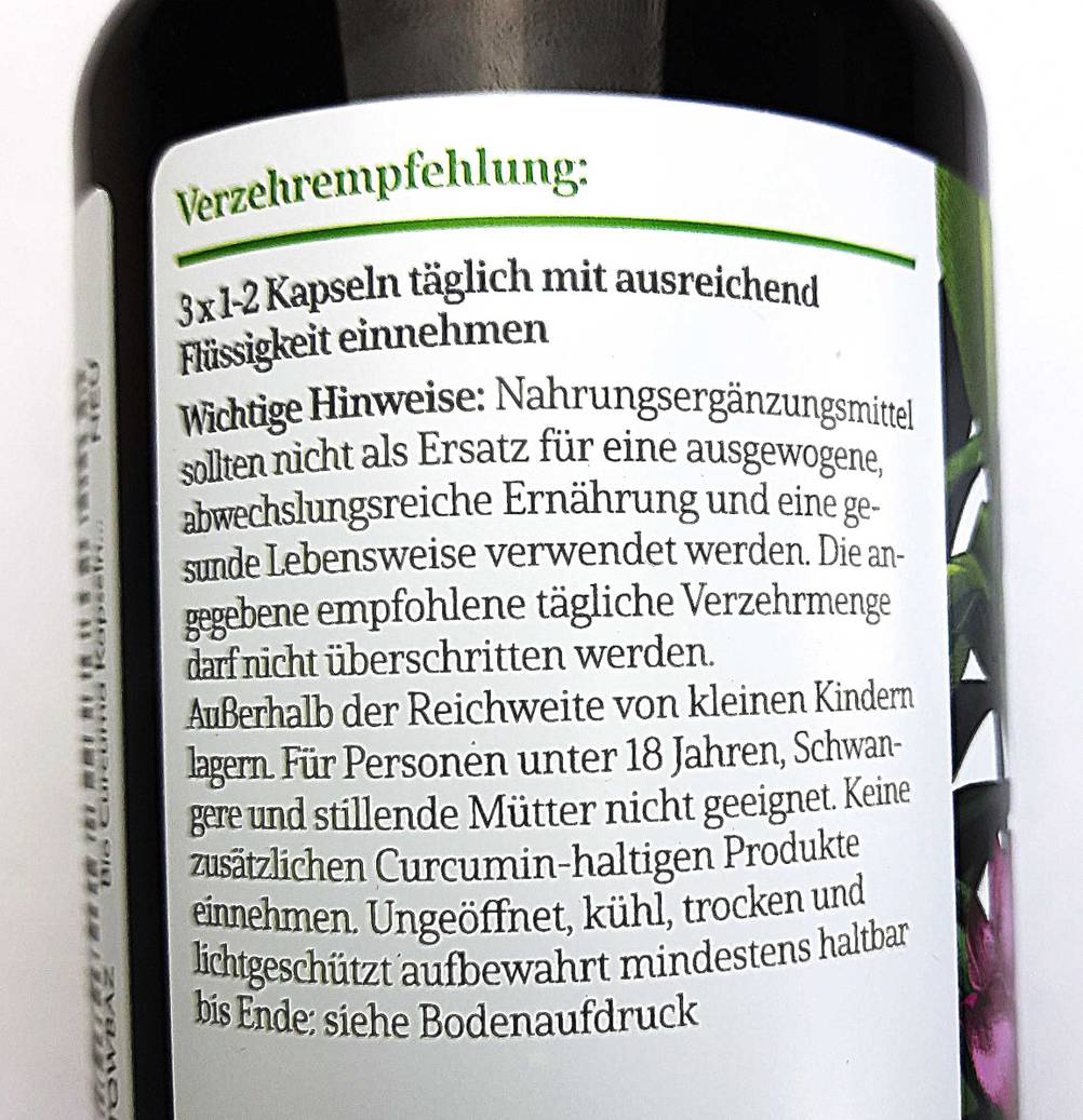 Kurkuma-Kapseln im Test: Nahaufnahme der Verzehrempfehlung auf der Packung.
