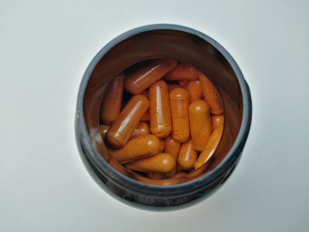 Kurkuma-Kapseln-Test: In einer Dose befinden sich mehrere Kurkuma-Kapseln. 
