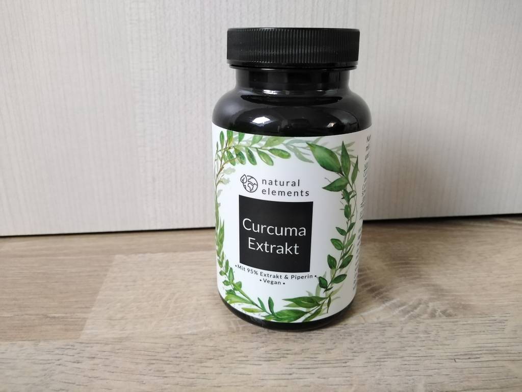 Kurkuma-Kapseln-Test: Aufnahme einer Kapseldose mit Kurkuma-Extrakt von Natural Elements. 
