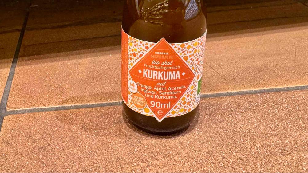 Kurkuma-Shot getestet: Nahaufnahme des Labels mit Logo und Artikelbezeichnung.