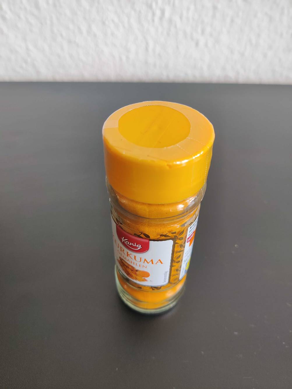 Nahaufnahme des Deckels eines getesteten Kurkumapulver-Gewürzspenders.