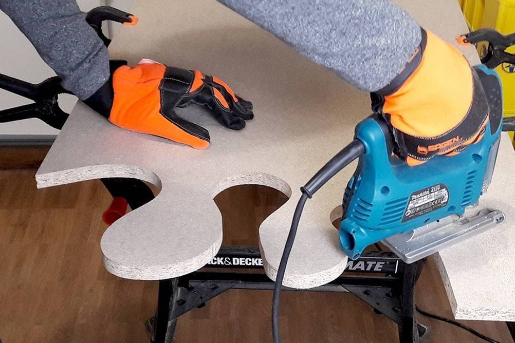 Makita Stichsäge Kurvenschnitt in Holzplatte