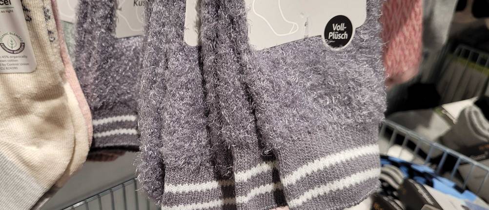 Getestet: Mehrere Kuschelsocken hängen in einem Verkaufsregal.
