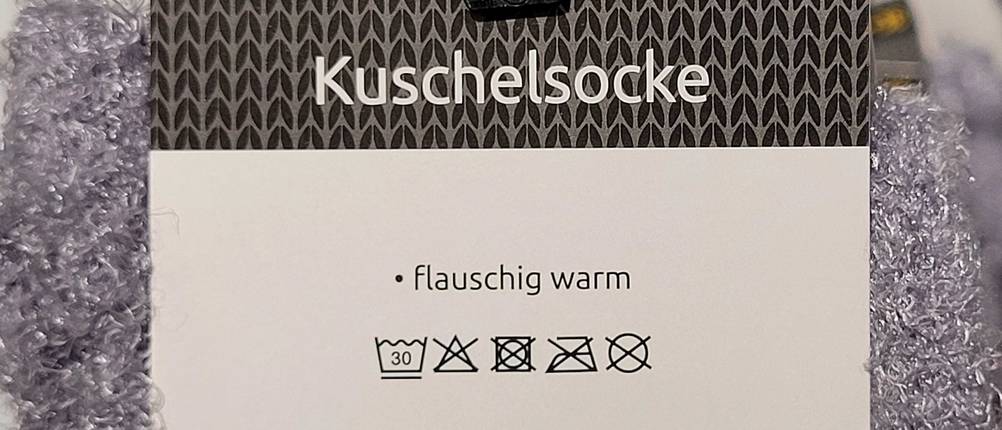 Kuschelsocken im Test: Nahaufnahme des Labels mit Informationen.