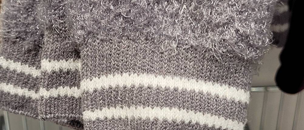 Kuschelsocken getestet: Nahaufnahme der Bündchen von grauen Socken.