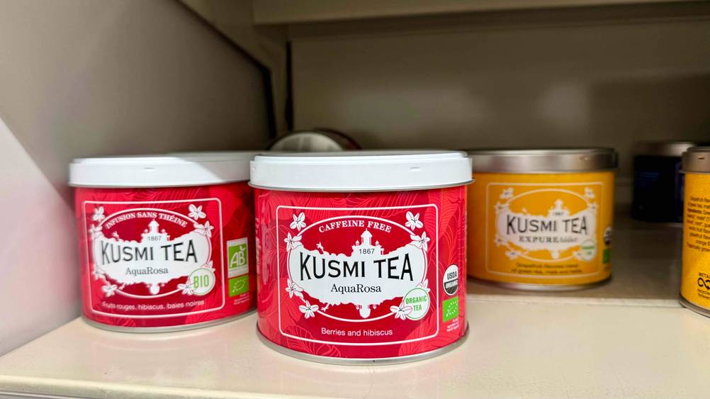 Kusmi-Tee im Test: Mehrere Dosen stehen in einem Regal neben anderen.