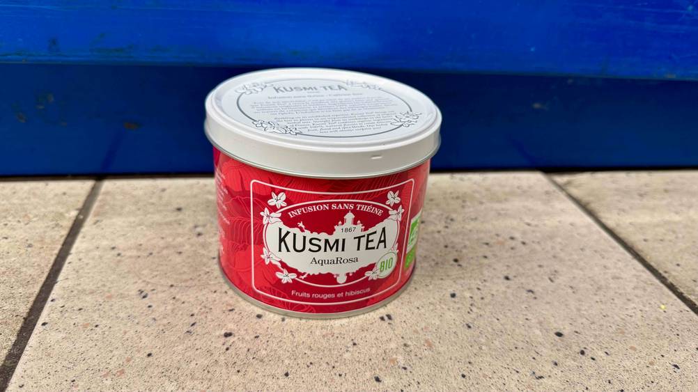 Eine Dose des getesteten Kusmi-Tees auf dem Boden stehend.