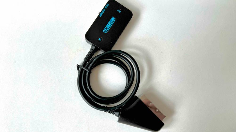 Scart-HDMI-Konverter getestet: Ein Konverter von oben auf einer hellen Fläche.