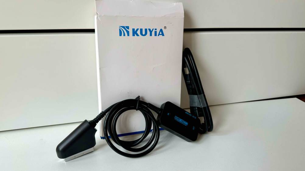 Scart-HDMI-Konverter getestet: Ein Konverter und eine HDMI-Kabel neben der Originalverpackung vor einer hellen Wand.