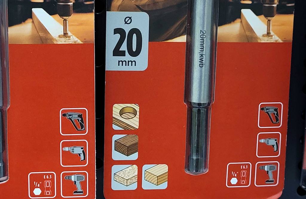 Auf der Verpackung eines getesteten Forstnerbohrers sind Symbole für die geeignete Verwendung aufgedruckt.