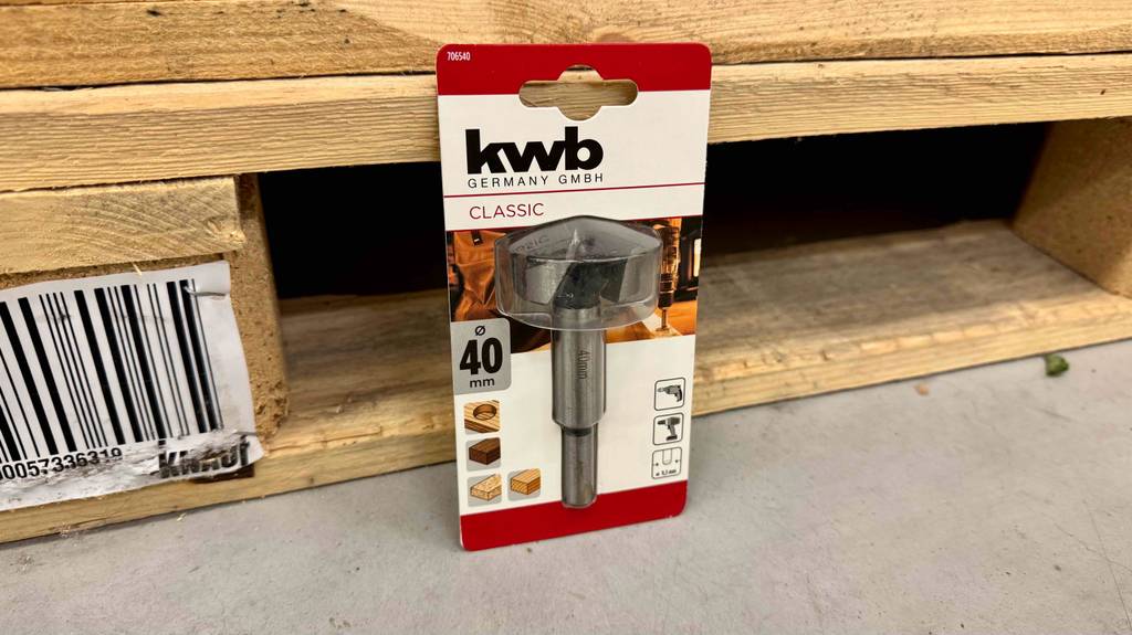 Getestet: Ein Forstnerbohrer-40-mm im Kartonblister steht vor einer Palette.