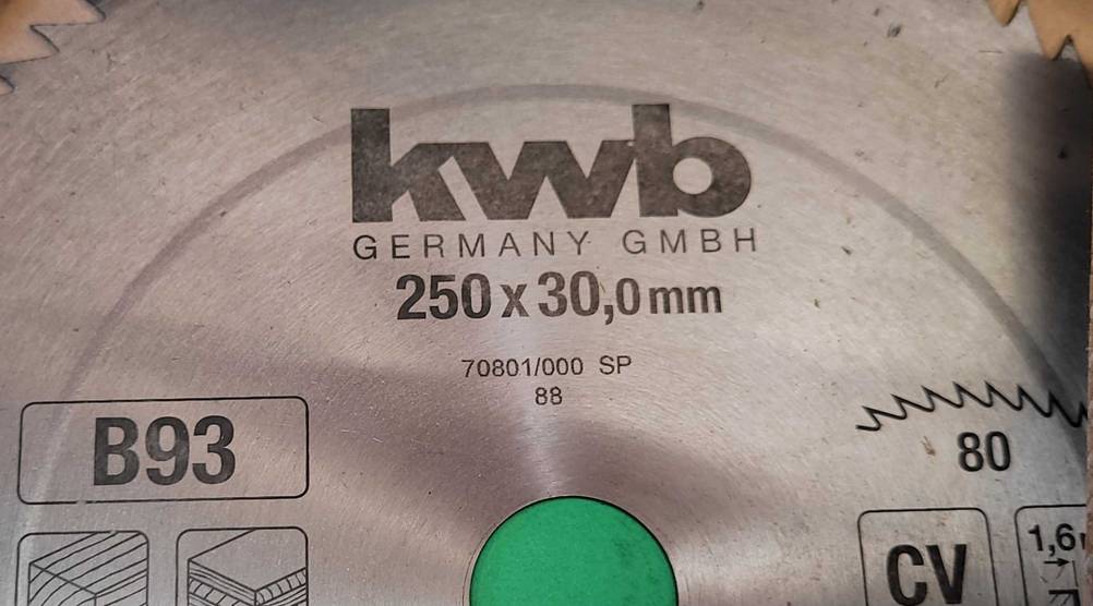 Im Test: Nahaufnahme des Aufdrucks auf einem Kreissägeblatt 250x30 mm mit Größenangaben.