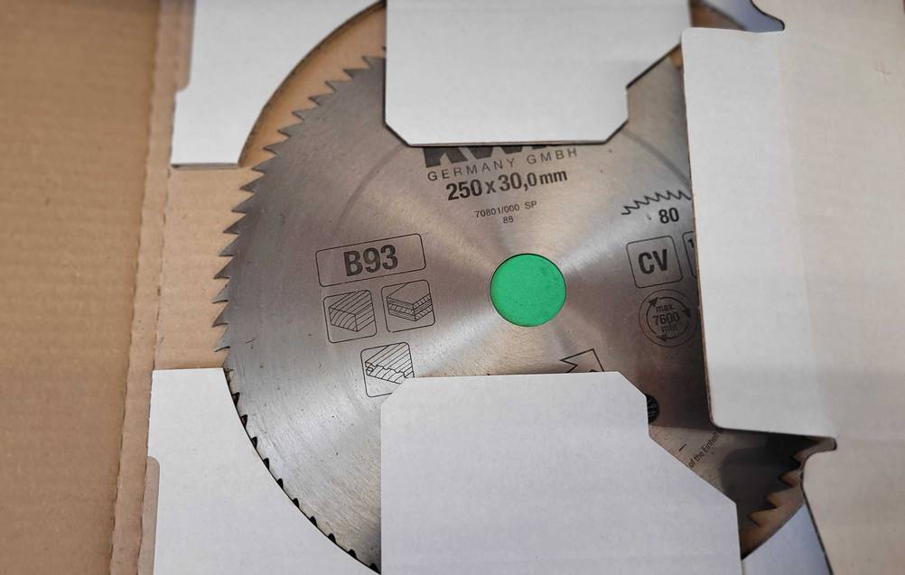 Ein getestetes Kreissägeblatt 250x30 in einer Kartonverpackung.