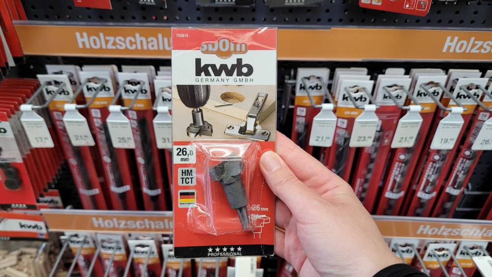Getesteter Scharnierbohrer befindet sich in einer Verpackung.