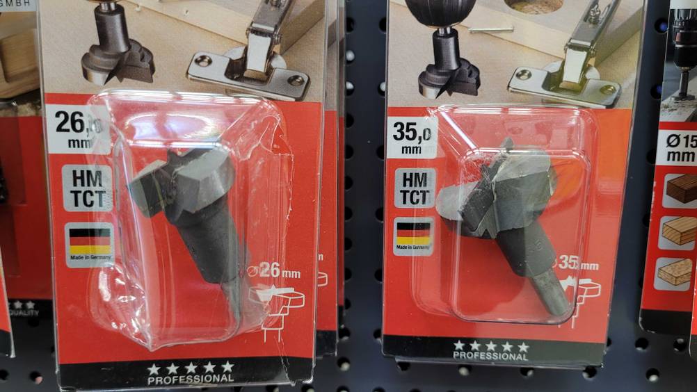 Scharnierbohrer getestet: Produkte hängen nebeneinander.