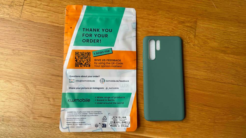 Huawei-P30-Pro-Hülle im Test: Hülle liegt neben der Verpackung.