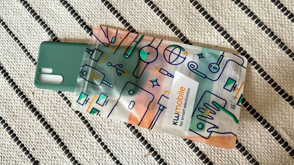 Huawei-P30-Pro-Hülle getestet: Hülle schaut ein Stück aus der Verpackung.