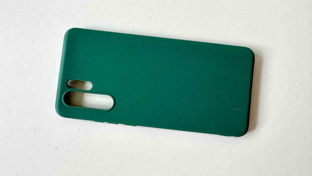 Huawei-P30-Pro-Hülle getestet: Hülle liegt auf hellem Untergrund.