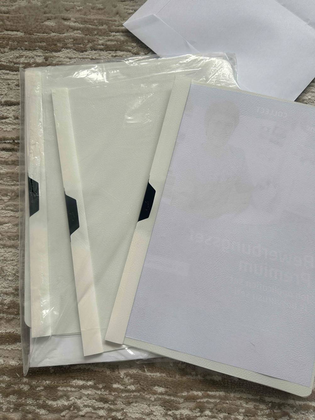 Mehrere helle Bewerbungsmappen im Test befinden sich übereinander in einer Cellophanverpackung.