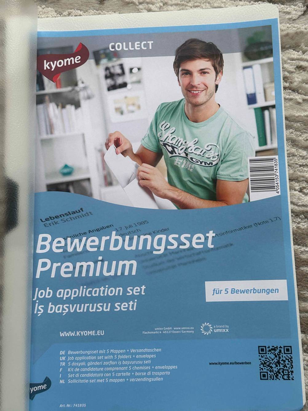 Nahaufnahme einer getesteten Bewerbungsmappe mit Bewerbungsset in Premium-Ausführung in Hellblau inklusive Beschreibung.