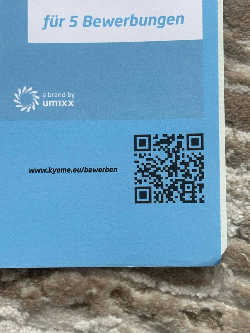 Detailansicht auf den QR-Code eines hellblauen Deckblattes einer Bewerbungsmappe im Test.