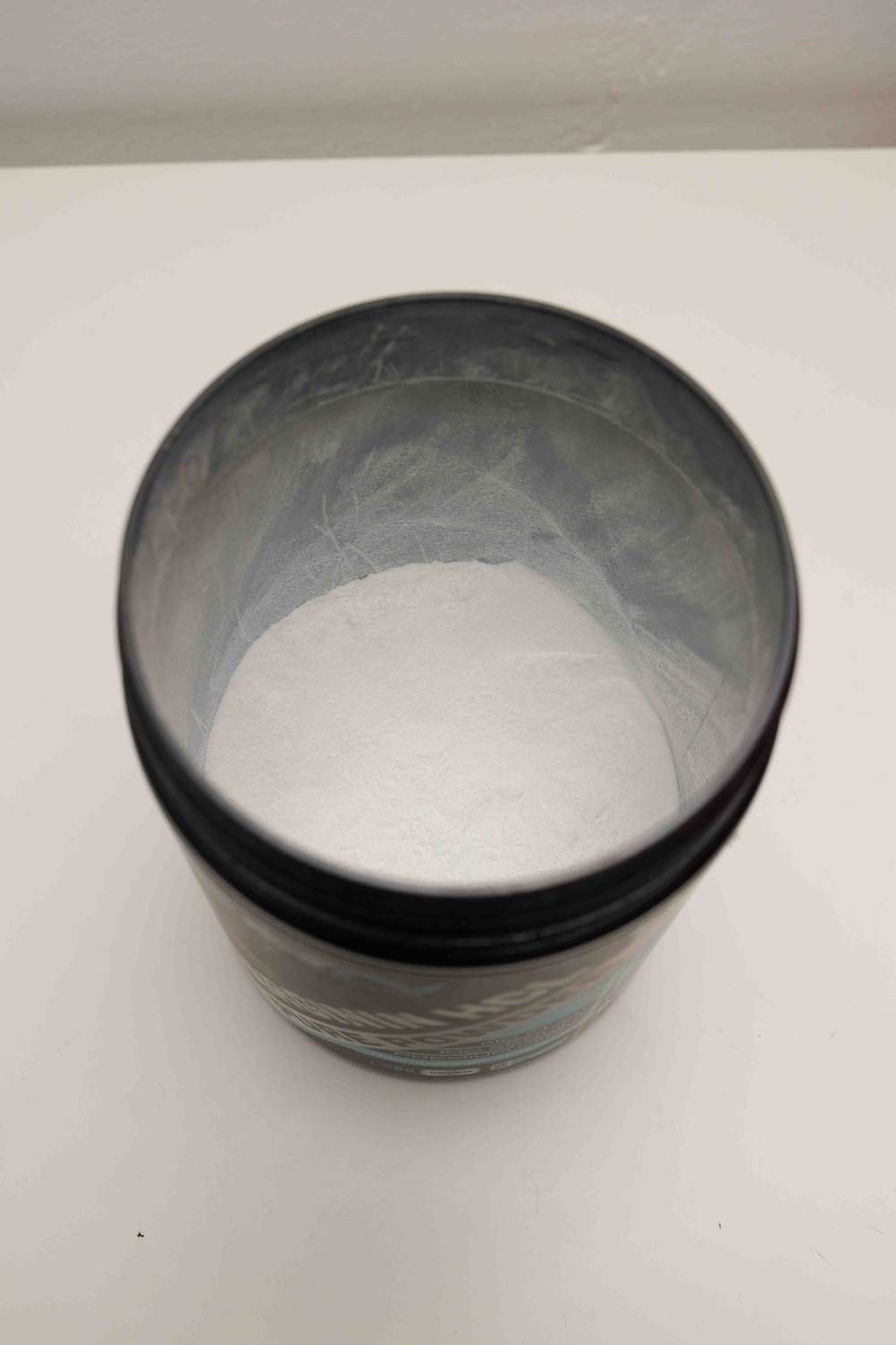 L-Arginin-Test: Pulver in einer geöffneten Dose.