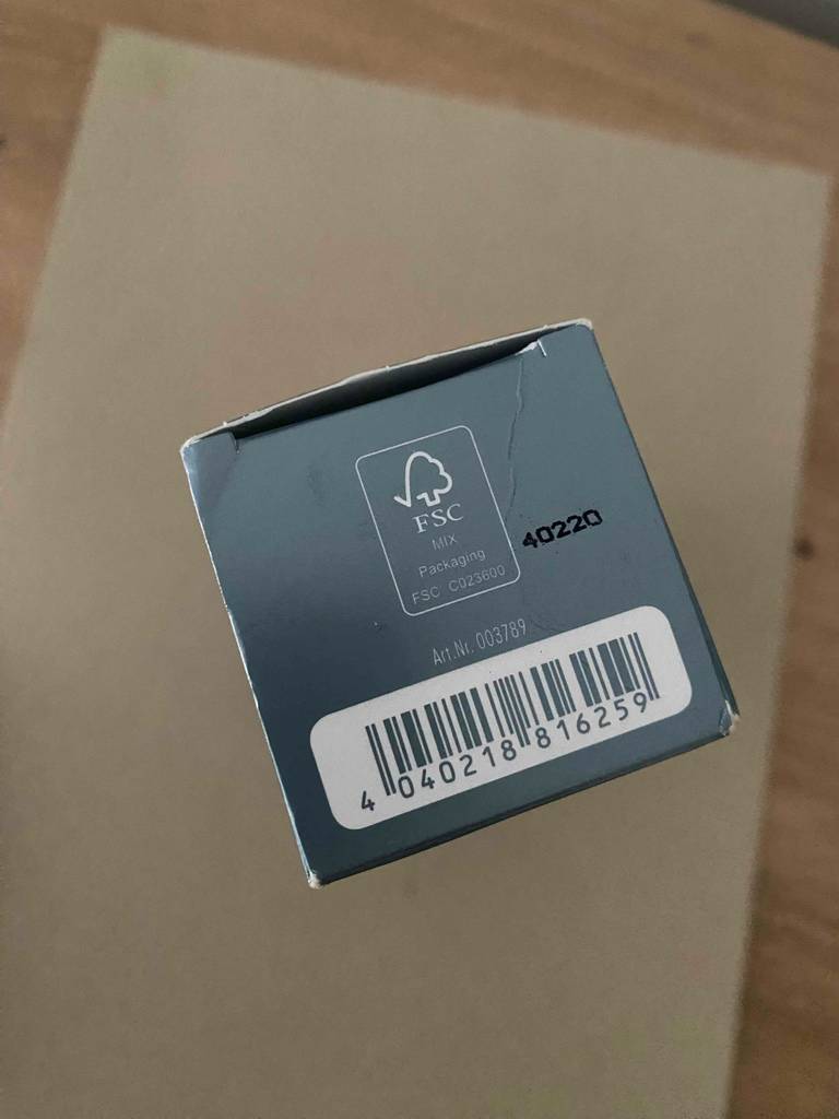 Detailansicht des Bodens inklusive Artikelnummer auf der grauen Verpackung der getesteten Dekolleté-Creme.