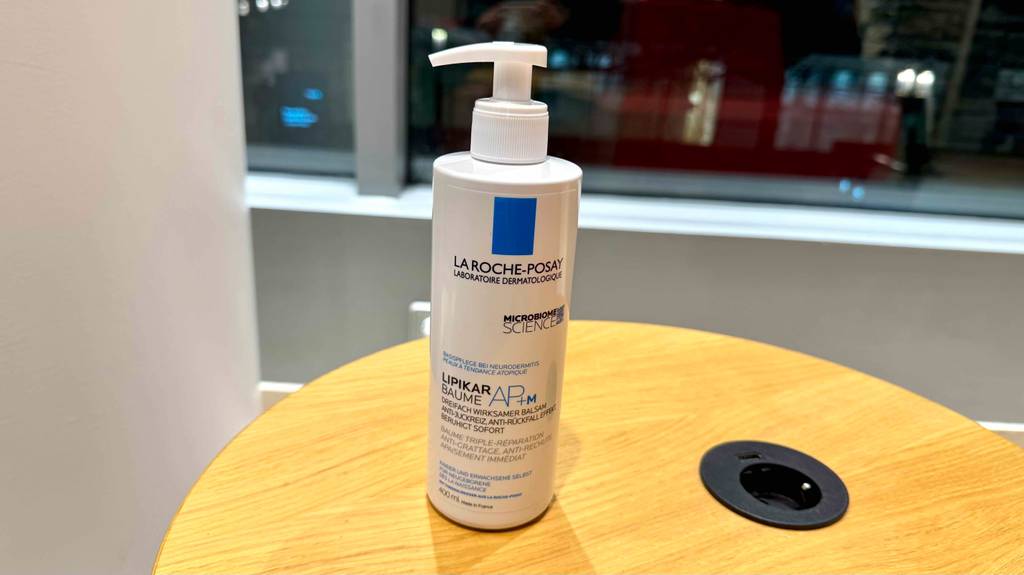 Eine Flasche getestete La Roche Posay Bodylotion steht auf einem Holztisch.