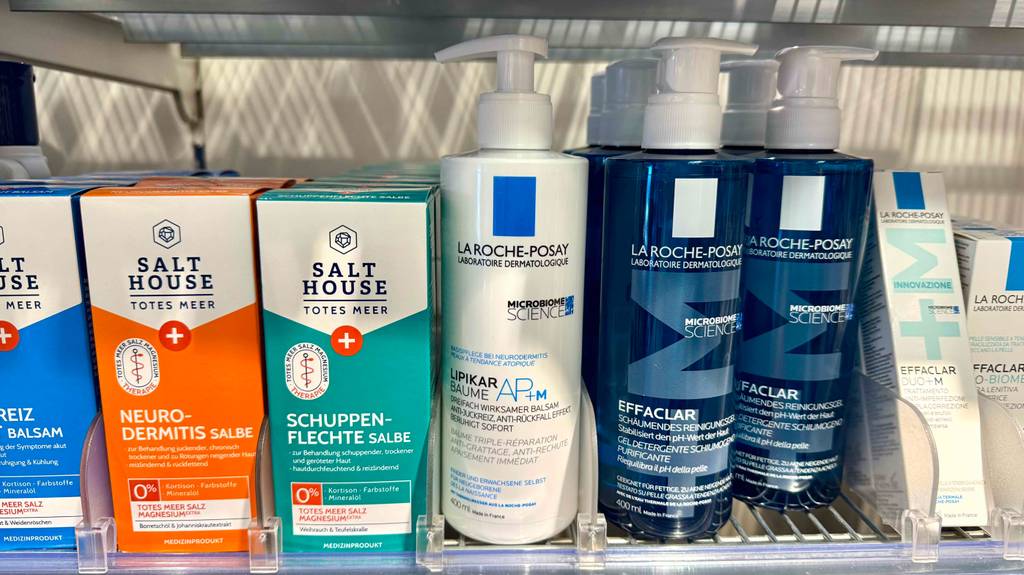 La Roche Posay Bodylotion im Test: Mehrere Flaschen stehen zwischen anderen Pflegeprodukten in einem Regal.