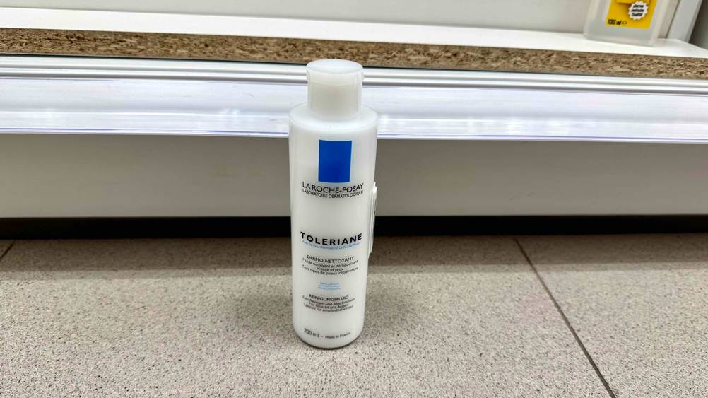 Vor einem Regal auf dem Boden steht die getestete La-Roche-Posay-Gesichtsreinigung.
