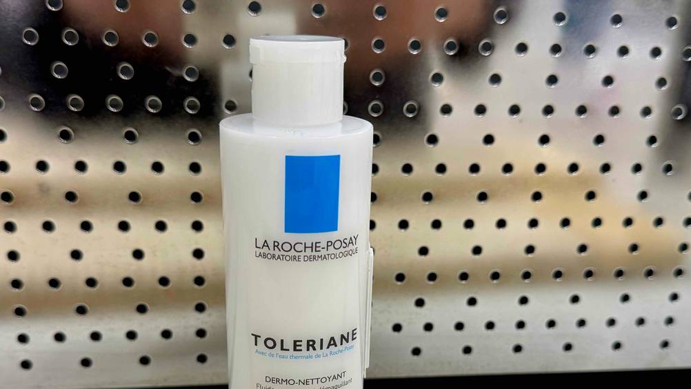 La-Roche-Posay-Gesichtsreinigung im Test: Nahaufnahme der Verpackung mit Logo.