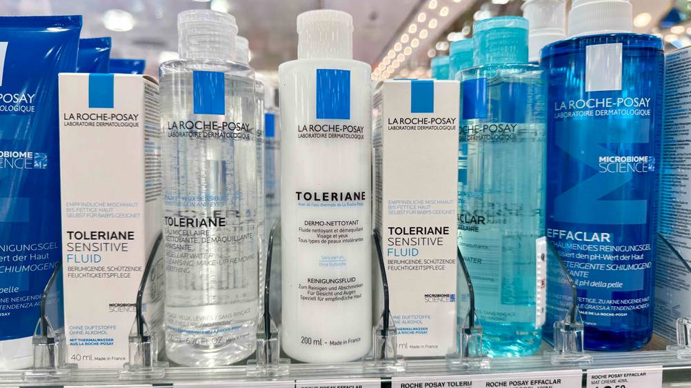 Mehrere Flaschen der La-Roche-Posay-Gesichtsreinigung im Test neben anderen Produkten in einem Verkaufsregal.