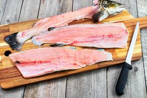 Lachsmesser-Test: Fisch mit Filetiermesser auf Brett