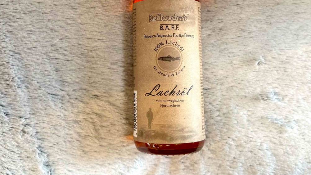 Lachsöl Katze getestet: Nahaufnahme des Labels auf der Flasche mit Logo und Artikelbezeichnung.