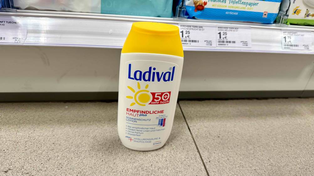 Auf dem Boden vor einem Regal steht die Ladival-Sonnencreme im Test.