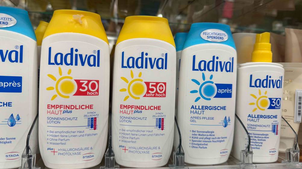 Mehrere Flaschen der getesteten Ladival-Sonnencreme in einem Verkaufsregal.