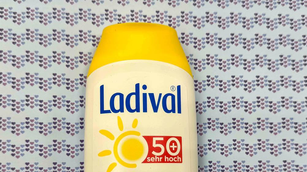 Ladival-Sonnencreme getestet: Nahaufnahme der Vorderseite der Verpackung mit Logo.