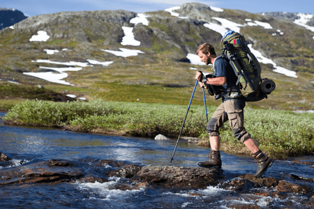 Die Länge von Wanderstöcken ist je nach Körpergröße und Aktivität individuell einzustellen.