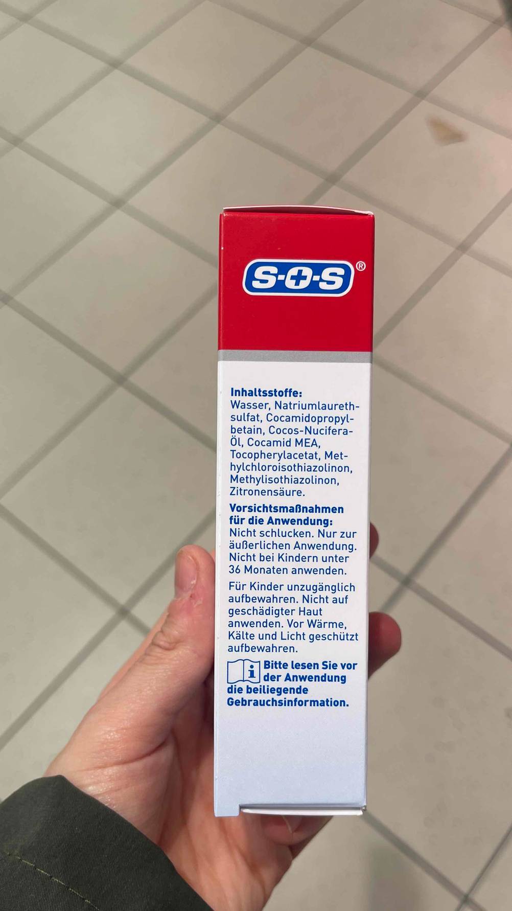 Auf der Packungsseite von Läuse-Shampoo im Test stehen Informationen zum Inhalt.