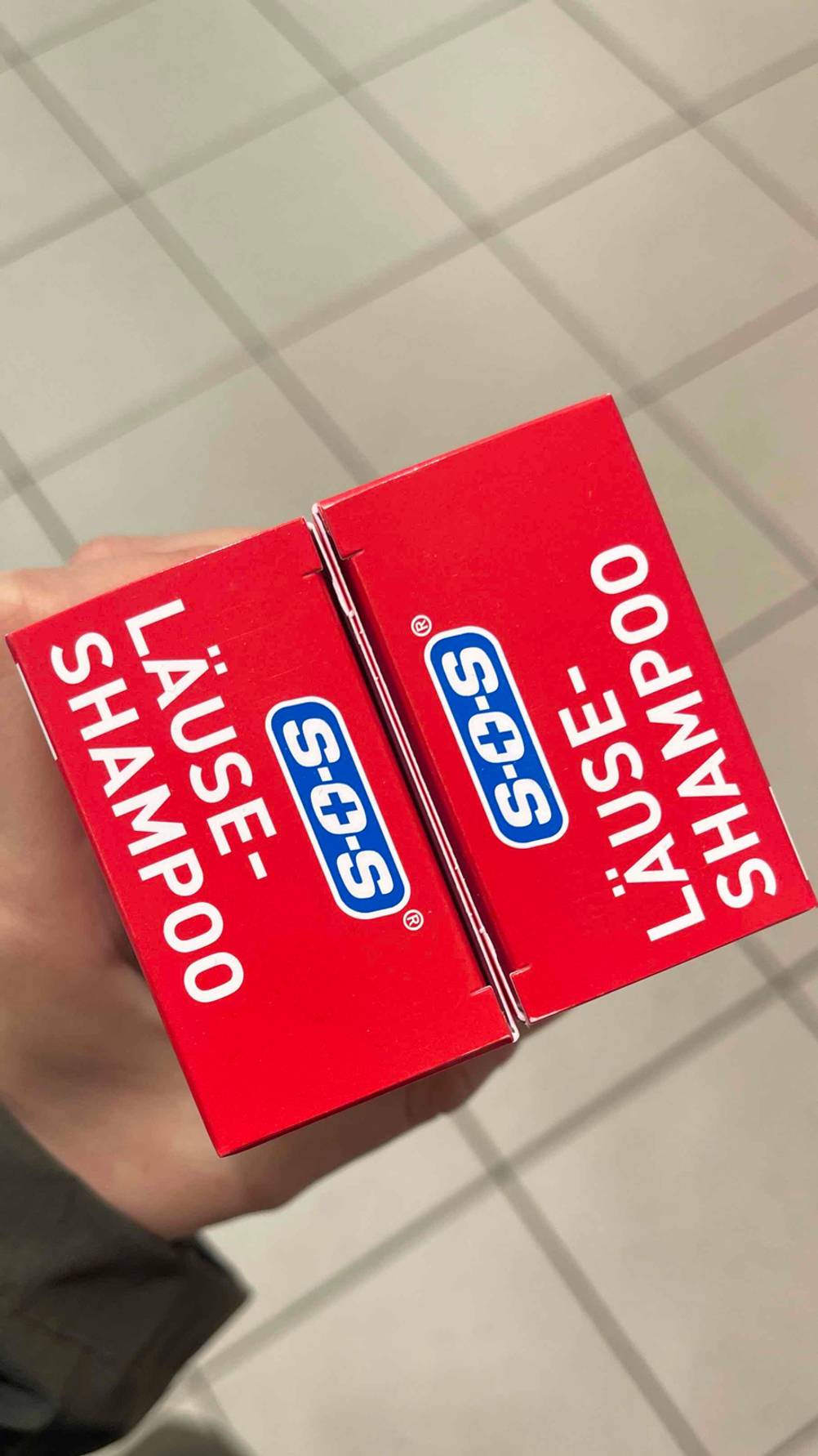 Im Test: Zwei Packungen mit Läuse-Shampoo in Großbuchstaben auf der Oberseite der Verpackung.