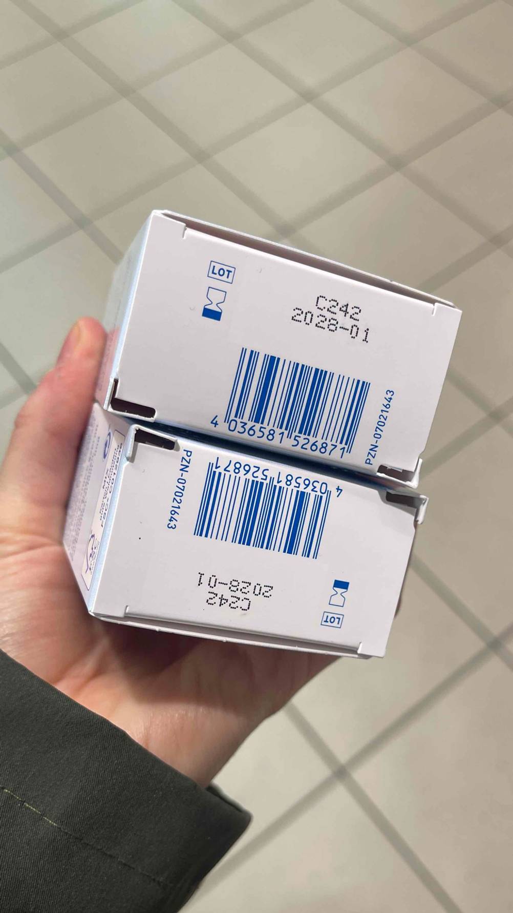 Auf der Unterseite der Verpackung von getestetem Läuse-Shampoo ist das Verwendungsdatum angegeben.