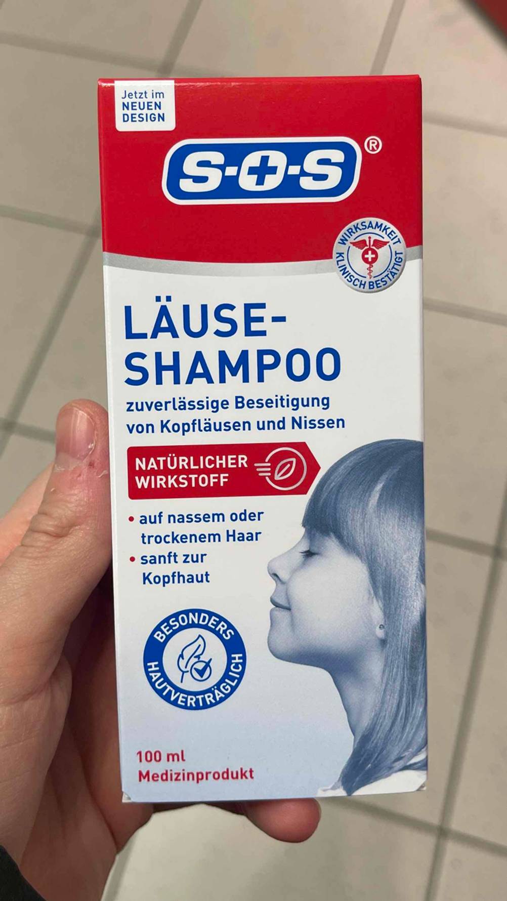 Frontansicht der Verpackung von getestetem Läuse-Shampoo.