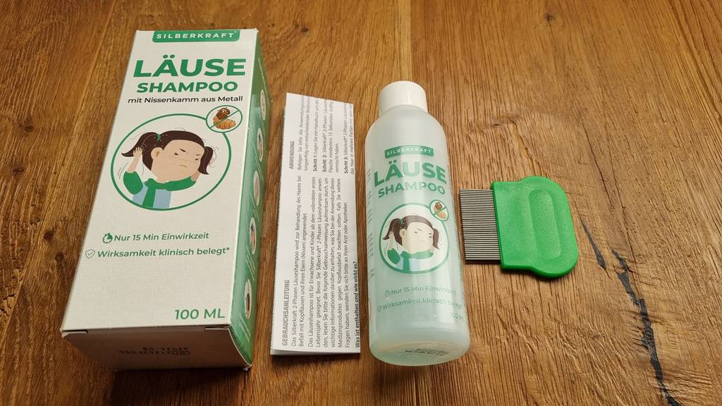 Läusemittel mit Zubehör.