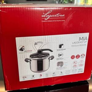 Der Karton des Lagostina Mia Lagoeasy'Up steht auf einem Herd.